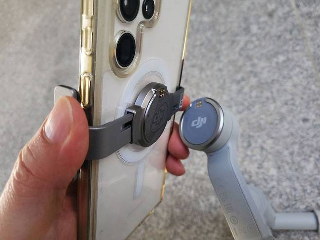 자석식 클램프(고정장치)를 스마트폰에 달아 짐벌에 부착한다 / 출처=IT동아