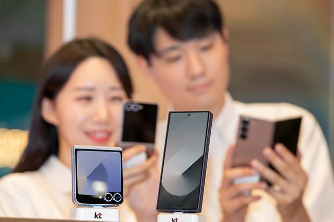 갤럭시Z플립6(왼쪽)와 Z폴드6. 사진=KT 제공