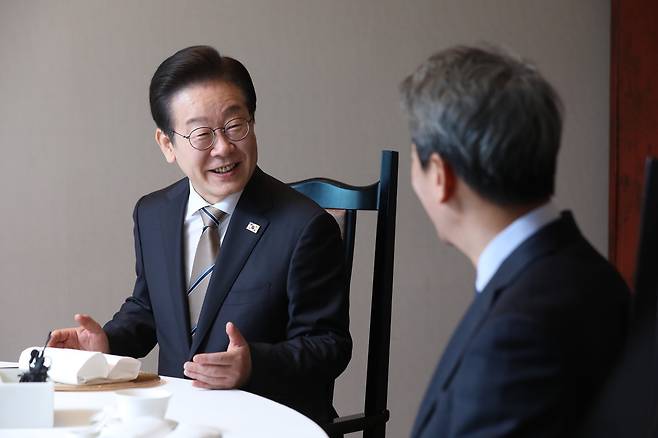 이재명 더불어민주당 대표(왼쪽)가 27일 서울 여의도 한 음식점에서 열린 임종석 전 대통령비서실장과 오찬 회동에서 발언하고 있다. 국회사진기자단