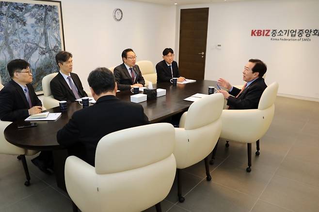 27일 중소기업기중앙회에서 김기문 중소기업중앙회장(오른쪽)과 지식재산권 현안을 논의하는 김완기 특허청장(오른쪽 세번째). 특허청