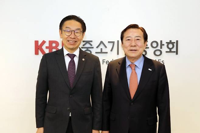 27일 중소기업기중앙회에서 김기문 중소기업중앙회장과 지식재산권 현안을 논의하는 김완기 특허청장(왼쪽). 특허청