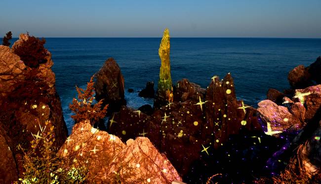 동해시의 대표명소 추암에 패턴 조명이 켜진 모습. 야간명소로 다듬기 위해 경관조명을 설치했다.