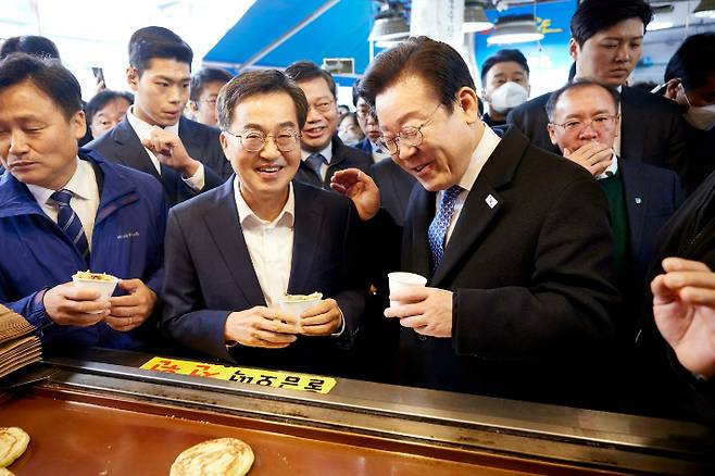 호떡을 먹으며 환하게 웃고 있는 김 지사와 이 대표. 경기도 제공