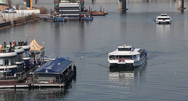 한강 수상교통 수단인 한강버스가 27일 서울 여의도 선착장 진성나루에 들어서고 있다.