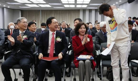 26일 서울 명동 YWCA에서 열린 신평 변호사 출판기념회에서 한국사 강사 전한길 씨(오른쪽)가 참석자들에게 인사하고 있다(왼쪽부터 신평 변호사, 국민의힘 김기현,나경원 의원). 2025.2.26 연합뉴스