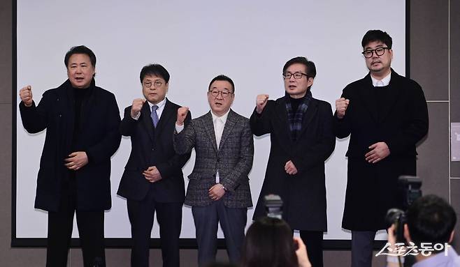 김창환 한국음악콘텐츠협회 회장, 최경식 한국음반산업협회 회장, 임백운 한국연예제작자협회 회장, 박강원 한국음악레이블산업협회 이사, 이명길 한국매니지먼트연합 이사(왼쪽부터)가 27일 서울 강남구 반포동 JW메리어트호텔서울에서 열린 음악산업의 공정한 권리 보호를 위한 음반제작자 기자회견에서 입장 구호를 외치고 있다. 주현희 기자 teth1147@donga.com