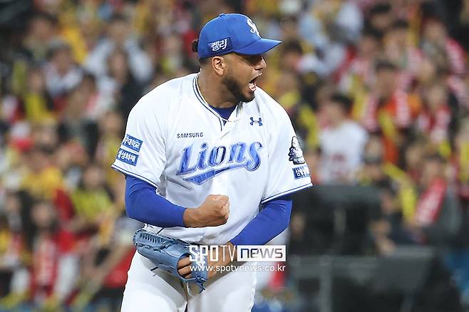 ▲ 연습경기 중 부상으로 시즌 개막 대기가 불투명해진 대니 레예스. 삼성은 "오른쪽 발등 통증 발생으로 현지 병원 MRI 촬영 결과 우 중족골 미세 피로골절 소견을 받았다"고 설명했다.ⓒ곽혜미 기자