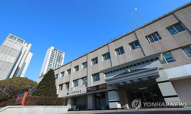 롯데건설, 본사 매각 포함 1조원 규모 유동성 확보 추진 (서울=연합뉴스) 김도훈 기자 = 27일 롯데건설이 서울 서초구 잠원동 본사 부지 매각을 포함한 1조원 규모의 자산 유동화 방안을 추진 중인 것으로 알려졌다.
롯데건설이 1980년부터 본사로 사용하고 있는 서울 서초구 롯데건설 본사 사옥은 자산 가치가 약 5천억 수준으로 평가된다.
사진은 이날 오전 서울 서초구 롯데건설 본사 모습. 2025.2.27 superdoo82@yna.co.kr