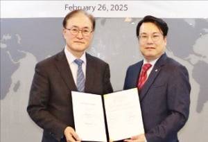 유문기 한화엔진 대표(오른쪽)와 안중호 팬오션 대표가 지난 26일 선박엔진 장기유지보수계약(LTSA)을 맺은 뒤 계약서를 들어 보이고 있다.
/한화엔진 제공