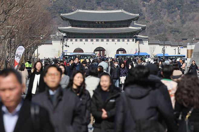 Pedestrians are seen at the Gwanghwamun Square in front of Gyeongbokgung Palace in central Seoul on Thursday. (Yonhap)