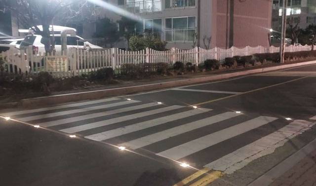 ▲창원특례시는 야간 보행자 안전을 위해 횡단보도 안심등불 확대 사업을 추진한다. ⓒ창원시