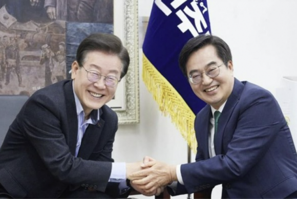 김동연 경기도지사가 지난해 6월 3일 서울 여의도 국회에서 이재명 더불어민주당 당대표와 만나 반갑게 악수하고 있다. (경기도 제공)