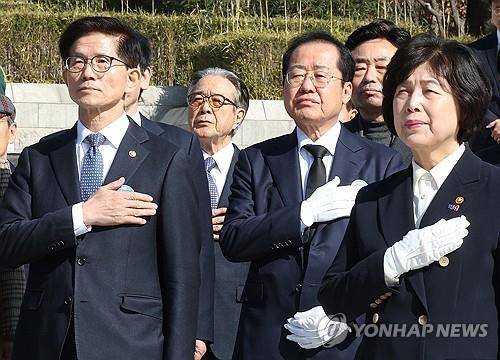 대구에서 만난 홍준표 시장과 김문수 장관 (대구=연합뉴스) 박세진 기자 = 홍준표 대구시장과 김문수 고용노동부 장관이 28일 대구 달서구 2.28민주운동기념탑에 참배하기 전 국기에 경례하고 있다. 2025.2.28 psjpsj@yna.co.kr