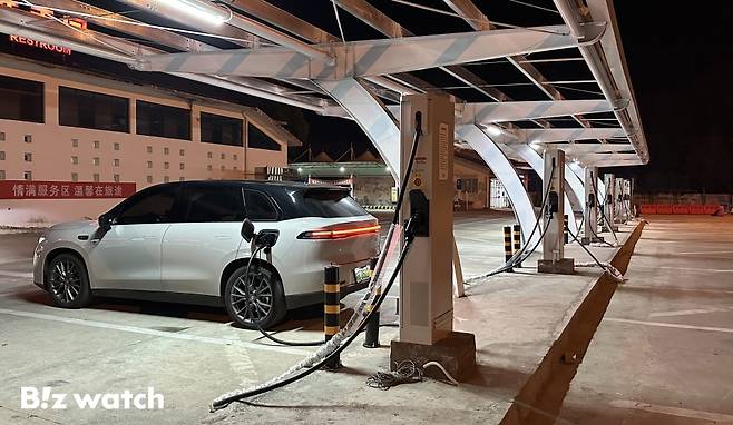 지난 20일 중국 안후이성의 한 고솓도로 휴게소에 많은 수의 전기차 충전소가 보이고 있다./사진=이명근 기자 qwe123@