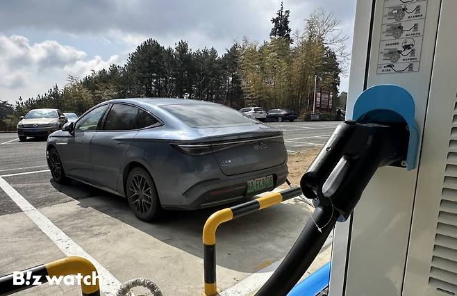 지난 20일 중국 안후이성 명당산 관광단지 주차장에 비야디사의 전기차가 충전되고 있다./사진=이명근 기자 qwe123@