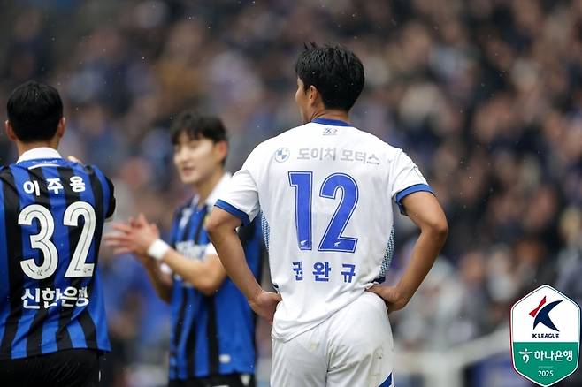 수원 권완규가 1일 퇴장당한 뒤 허탈해하고 있다. 사진 | 한국프로축구연맹