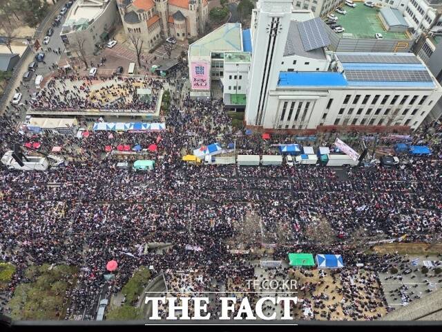 윤석열 대통령 탄핵 선고를 앞둔 1일 오후 1시 서울 광화문 일대에는 윤 대통령 지지자들이 모여 탄핵 반대를 외쳤다. 사진은 시청역 4번 출구 부근 세종대로에 윤 대통령 지지자들이 탄핵 반대 집회를 위해 집결한 모습. /김영봉 기자