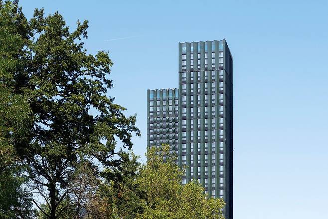 현존하는 세계 최고층 모듈러 건축물인 영국 런던 ‘텐 디그리스’(Ten degrees) 주택. 영국 건축사무소인 ‘HTA 디자인’이 설계를 맡았으며 44층과 38층 2개동으로 구성됐다. 최고높이 135m, 총 546가구의 주거용 건물이다. /HTA Design 홈페이지 캡처