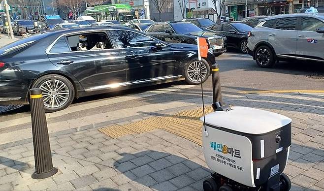 배달의민족(배민)이 강남 논현‧역삼에서 배민 B마트 무인 자율주행 로봇 배달 서비스를 시작했다. ⓒ데일리안 남가희 기자