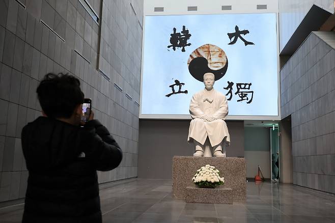 3·1절 맞아 안중근의사기념관 찾은 어린이 한 어린이가 2일 광복 80주년 3·1절을 맞아 재개관한 서울 중구 안중근의사기념관에서 안 의사 석상과 태극기를 휴대폰으로 촬영하고 있다. 연합뉴스