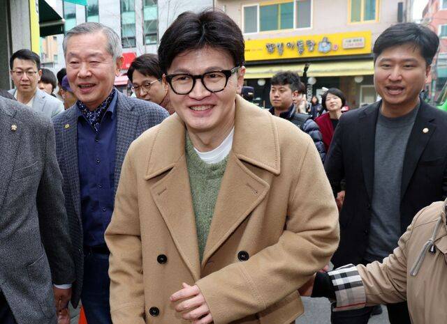 국민의힘 한동훈 전 대표가 2일 오후 서울 종로구 대학로 한 극장에서 제2연평해전을 다룬 연극 '바다는 비에 젖지 않는다'를 관람하기 위해 이동하고 있다. 연합뉴스(공동취재)