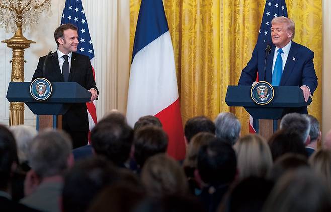 2월24일 도널드 트럼프 미국 대통령(오른쪽)과 에마뉘엘 마크롱 프랑스 대통령이 미국 워싱턴DC 백악관 이스트룸에서 공동 기자회견을 하고 있다. ⓒEPA 연합