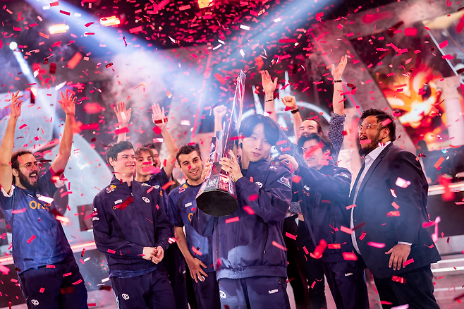 우승 트로피를 들어올린 '칸나' 김창동(사진=라이엇 게임즈)