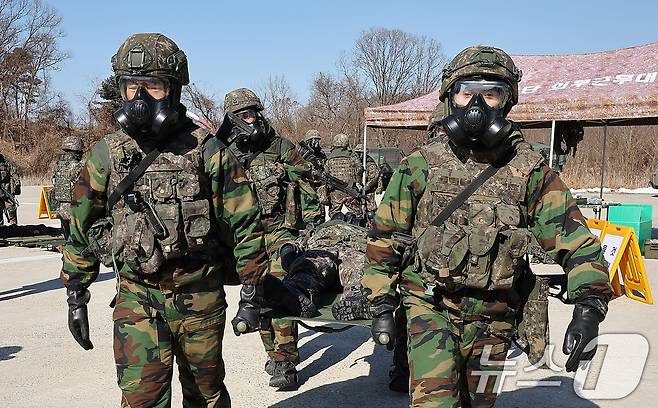 육군 제1보병사단 장병들이 전상자에 대한 응급처치와 후송을 하고 있다. 2025.2.13/뉴스1 ⓒ News1 김진환 기자