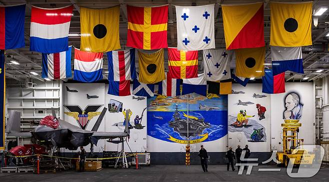 3일 부산 작전기지에 입항한 미국 핵 추진 항공모함 '칼빈슨함'(CVN-70) 격납고에 F-35 전투기가 배치되어 있다. 2025.3.3/뉴스1 ⓒ News1 사진공동취재단