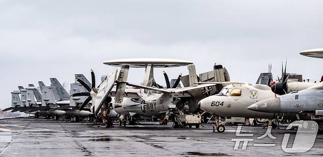 3일 부산 작전기지에 입항한 미국 핵 추진 항공모함 '칼빈슨함'(CVN-70) 갑판에 F/A-18 전투기를 비롯한 항공기들이 도열해 있다. 2025.3.3/뉴스1 ⓒ News1 사진공동취재단