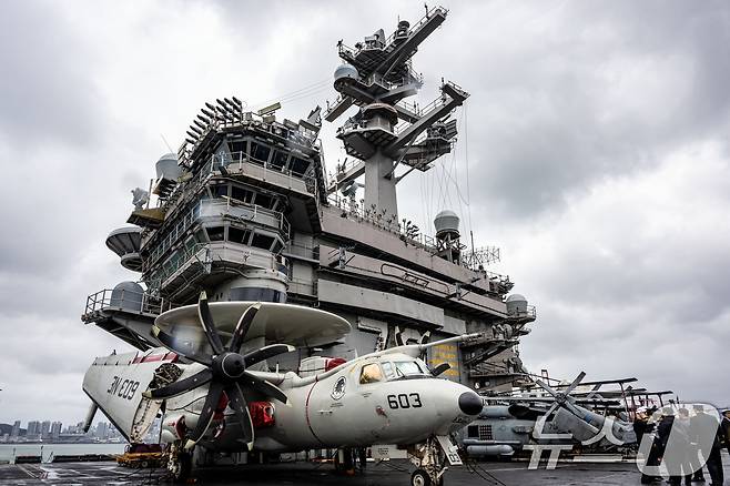 3일 부산 작전기지에 입항한 미국 핵 추진 항공모함 '칼빈슨함'(CVN-70) 갑판에 F/A-18 전투기를 비롯한 항공기들이 도열해 있다. 2025.3.3/뉴스1 ⓒ News1 사진공동취재단