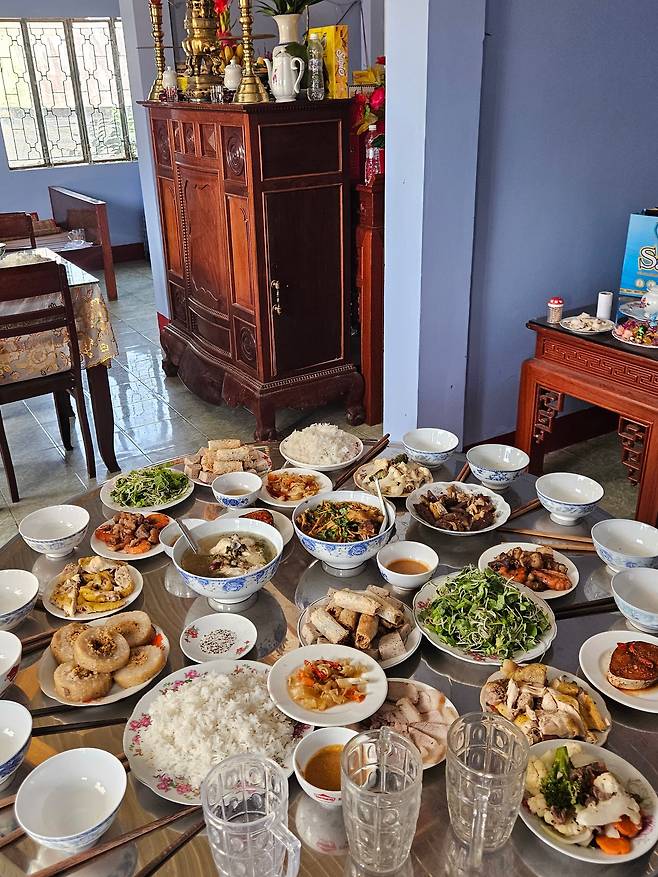 여성들과 어린이들이 먹은 작은 상. 따로 먹긴 하지만 누가 앉는지와 상관없이 다양하고 풍족하게 음식을 차려놓고 서로 나눠 먹었다. 한국과 참 비슷하다. /롱깐=이미지 기자