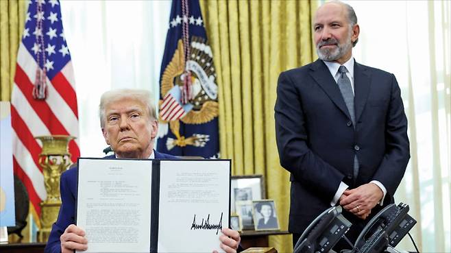 도널드 트럼프 미국 대통령(왼쪽)이 지난달 13일 백악관 집무실에서 상호관세 도입에 대한 대통령 각서에 서명했다. 오른쪽은 하워드 러트닉 미국 상무장관. 로이터연합뉴스