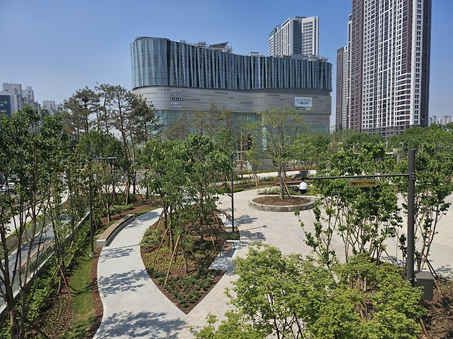 대유평공원 2단계 구간이 쇼핑몰과 어우러진 모습/ 사진=수원시