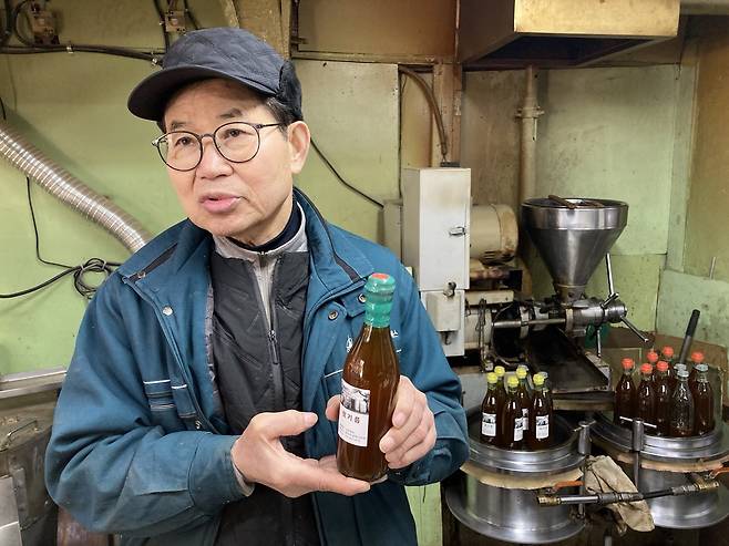 서정식 대구참기름집 사장님이 본인이 직접 짠 참기름을 보여주고 있다. 손인규 기자