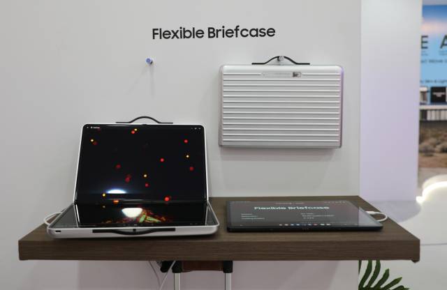 삼성디스플레이가 스페인 바르셀로나에서 열리는 ‘MWC 2025’에서 공개할 ‘플렉시블 브리프케이스’. 사진 제공=SKC
