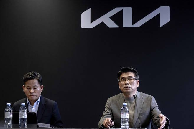 송호성 기아 사장(오른쪽)이 24일(현지시간) 스페인 타라고나에서 열린 2025 기아 EV 데이 행사에서 국내 미디어와 만나 간담회를 진행하고 있다. (사진=기아)