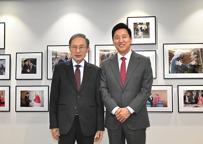 오세훈 서울시장이 4일 서울 서초구 청계재단에서 이명박 전 대통령을 예방, 기념 촬영하고 있다. /서울시 제공