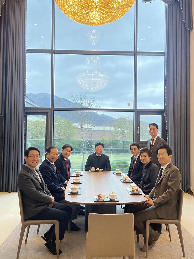 국민의힘 권영세 비상대책위원장과 권성동 원내대표 등 지도부가 3일 대구 달성군 박근혜 전 대통령 사저에서 박 전 대통령과 대화하고 있다. 국민의힘 제공
