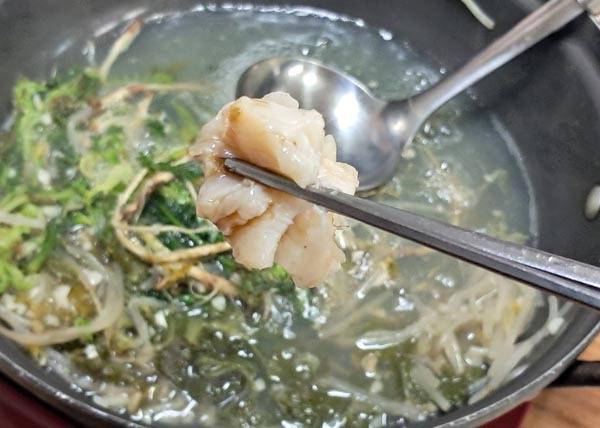 왕우럭조개와 봄나물을 넣은 샤부샤부. 조개 특유의 향과 단맛이 짙게 나면서 봄나물과 함께 씹어 먹으면 향긋한 봄향이 물씬 풍긴다.