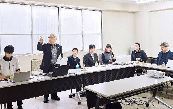 사토 히사오(왼쪽 두 번째) 이사장이 최근 일본 아키타현에 있는 NPO법인 아키타 자살대책센터 쿠모노이토 사무실에서 강연하고 있다.