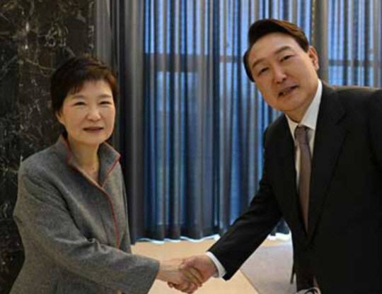 지난 2022년 4월 12일 윤석열 대통령 당선인이 대구 달성군 유가읍에 있는 박근혜 전 대통령의 사저에 도착, 박 전 대통령과 기념촬영을 하고 있다. 당시 당선인 대변인실 제공. 연합뉴스