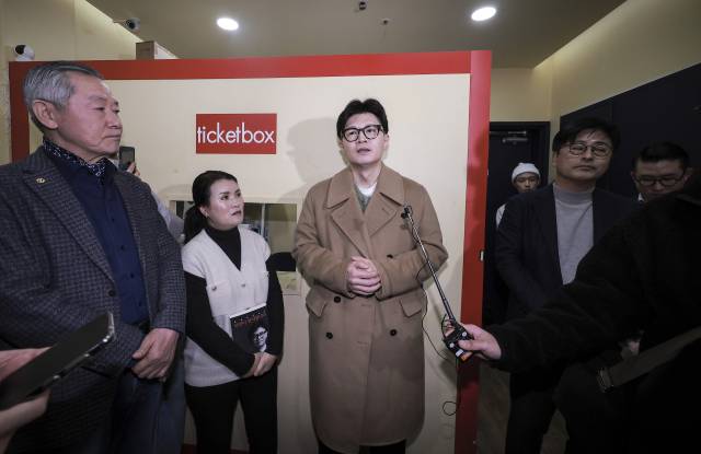 ▲두 달여 만에 공개 행보에 나선 국민의힘 한동훈 전 대표가 2일 오후 서울 종로구 대학로 한 극장에서 제2연평해전을 다룬 연극 '바다는 비에 젖지 않는다'를 관람하기 앞서 발언하고 있다. ⓒ연합뉴스