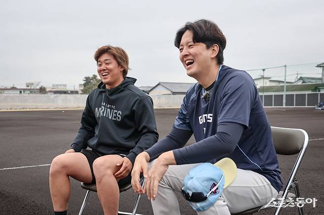 롯데 김원중(오른쪽)이 지난달 28일 일본 미야자키 미야코노조구장에서 지바롯데 스즈키 쇼타와 합동 인터뷰를 하고 있다. 사진제공|롯데 자이언츠