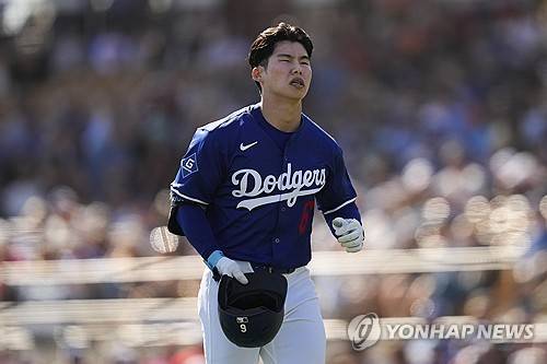 미국 메이저리그 공식 홈페이지 MLB닷컴이 김혜성이 2025 시즌 LA 다저스의 페넌트레이스 개막전 엔트리에 이름을 올리지 못할 것으로 예상했다. 김혜성은 시범경기 기간 1할대 타율로 슬럼프에 빠져 있는 상태다. 사진 연합뉴스