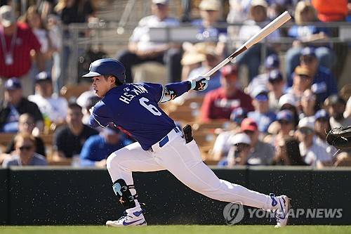 미국 메이저리그 공식 홈페이지 MLB닷컴이 김혜성이 2025 시즌 LA 다저스의 페넌트레이스 개막전 엔트리에 이름을 올리지 못할 것으로 예상했다. 김혜성은 시범경기 기간 1할대 타율로 슬럼프에 빠져 있는 상태다. 사진 연합뉴스