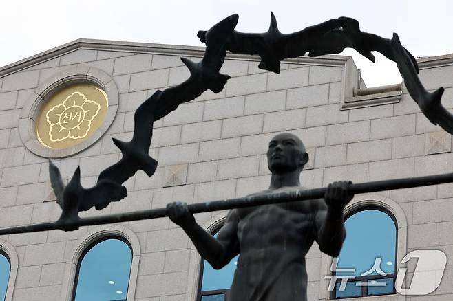 28일 경기 과천시 중앙선거관리위원회에 적막감이 흐르고 있다. 감사원이 공개한 선관위 채용 등 인력관리 실태 감사보고서에 따르면 2013~2023년 실시한 총 124회 경력 경쟁 채용(경채)에서 총 878건의 비위를 적발했다. 2025.2.28./뉴스1 ⓒ News1 황기선 기자