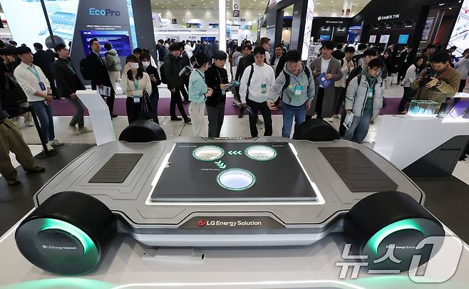 5일 서울 강남구 코엑스에서 개막한 ‘인터배터리 2025’ LG에너지솔루션 부스에서 관람객들이 전기차 배터리 모형을 살펴보고 있다. 올해로 13회를 맞이하는 역대 최대규모의 배터리 전문 전시회인 이번 전시는 688개사 2330부스 규모로 7일까지 3일동안 개최된다. 2025.3.5/뉴스1 ⓒ News1 박세연 기자