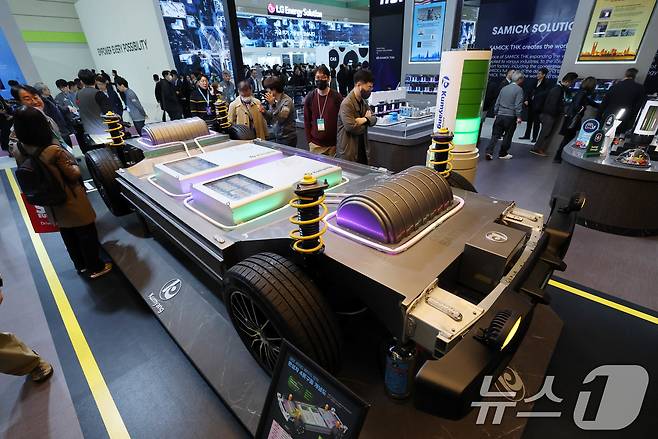 5일 서울 강남구 코엑스에서 개막한 ‘인터배터리 2025’ 금양부스를 찾은 관람객들이 전기차 배터리 모형을 살펴보고 있다. 2025.3.5/뉴스1 ⓒ News1 박세연 기자