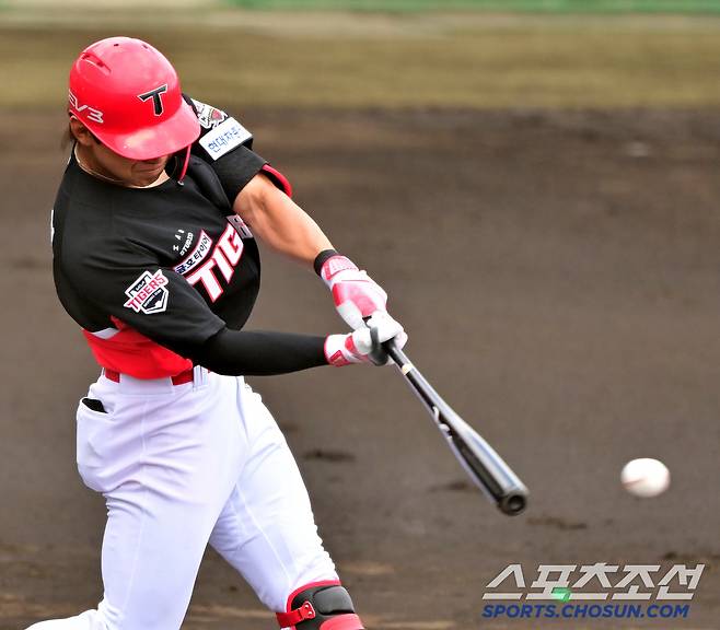 22일 일본 오키나와 코자신킨 스타디움에서 열린 KIA와 히로시마의 연습경기, 3회초 KIA김도영이 안타를 치고 있다. 오키나와(일본)=허상욱 기자 wook@sportschosun.com/2025.02.22/